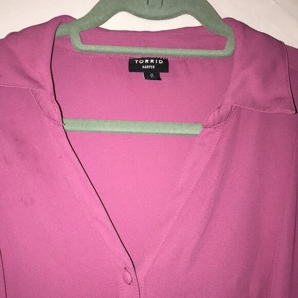 Torrid Women's Button-Down Long Sleeve Collared Asymmetric Hem Pink Top Size 0 - Picture 2 of 9